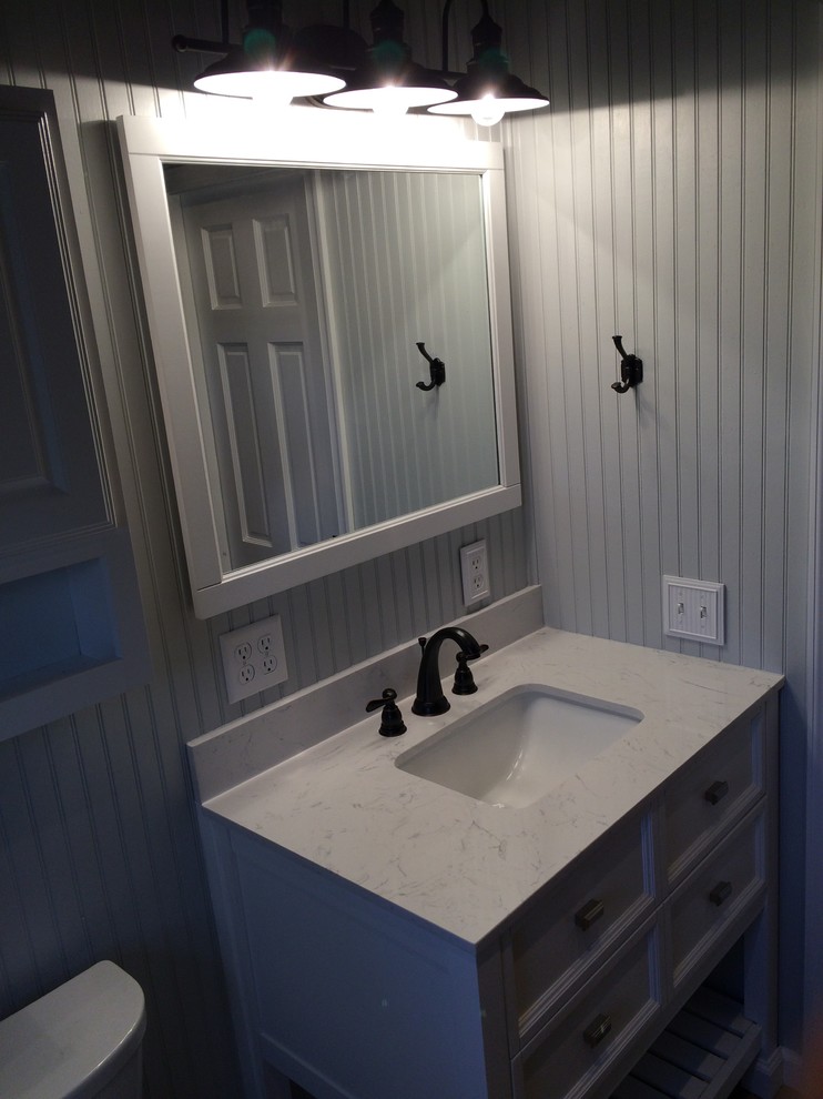 Inredning av ett lantligt litet badrum, med möbel-liknande, vita skåp, en öppen dusch, en toalettstol med separat cisternkåpa, flerfärgad kakel, keramikplattor, grå väggar, klinkergolv i keramik och ett integrerad handfat