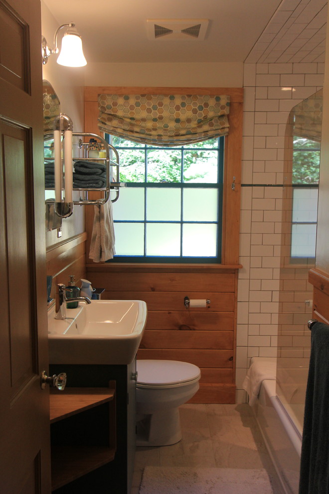Kleines Landhausstil Duschbad mit flächenbündigen Schrankfronten, grünen Schränken, Einbaubadewanne, Duschbadewanne, Toilette mit Aufsatzspülkasten, weißen Fliesen, Metrofliesen, weißer Wandfarbe, Waschtischkonsole und offener Dusche in Boston