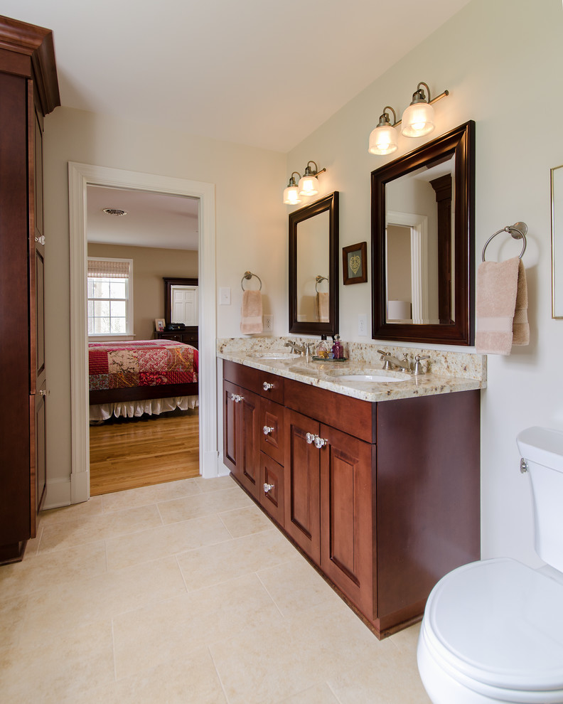 Idées déco pour une douche en alcôve principale classique en bois brun de taille moyenne avec un placard avec porte à panneau surélevé, WC à poser, un mur blanc, un sol en linoléum, un lavabo encastré et un plan de toilette en granite.