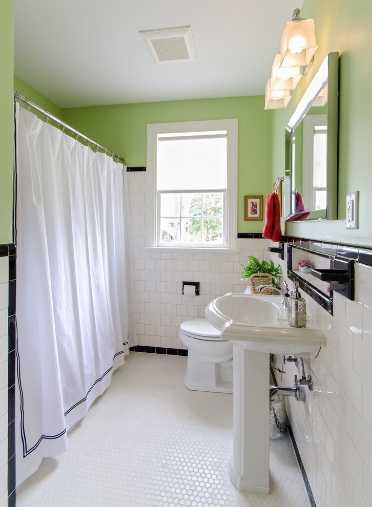 Cette image montre une salle d'eau vintage de taille moyenne avec une baignoire en alcôve, un combiné douche/baignoire, WC à poser, un carrelage noir et blanc, un carrelage métro, un mur vert, un sol en carrelage de terre cuite, un lavabo de ferme et une cabine de douche avec un rideau.