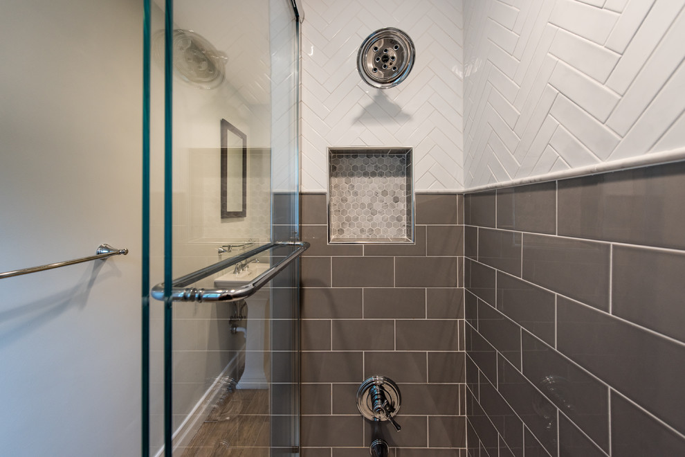 Exempel på ett mellanstort klassiskt badrum med dusch, med skåp i shakerstil, skåp i mellenmörkt trä, ett platsbyggt badkar, en toalettstol med separat cisternkåpa, vit kakel, porslinskakel, grå väggar, klinkergolv i porslin, ett piedestal handfat, brunt golv och dusch med skjutdörr