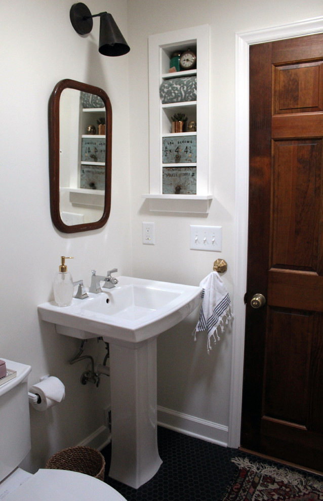 Пример оригинального дизайна: маленькая ванная комната в стиле неоклассика (современная классика) с ванной в нише, душем над ванной, раздельным унитазом, белыми стенами, полом из керамической плитки, раковиной с пьедесталом, черным полом и шторкой для ванной для на участке и в саду