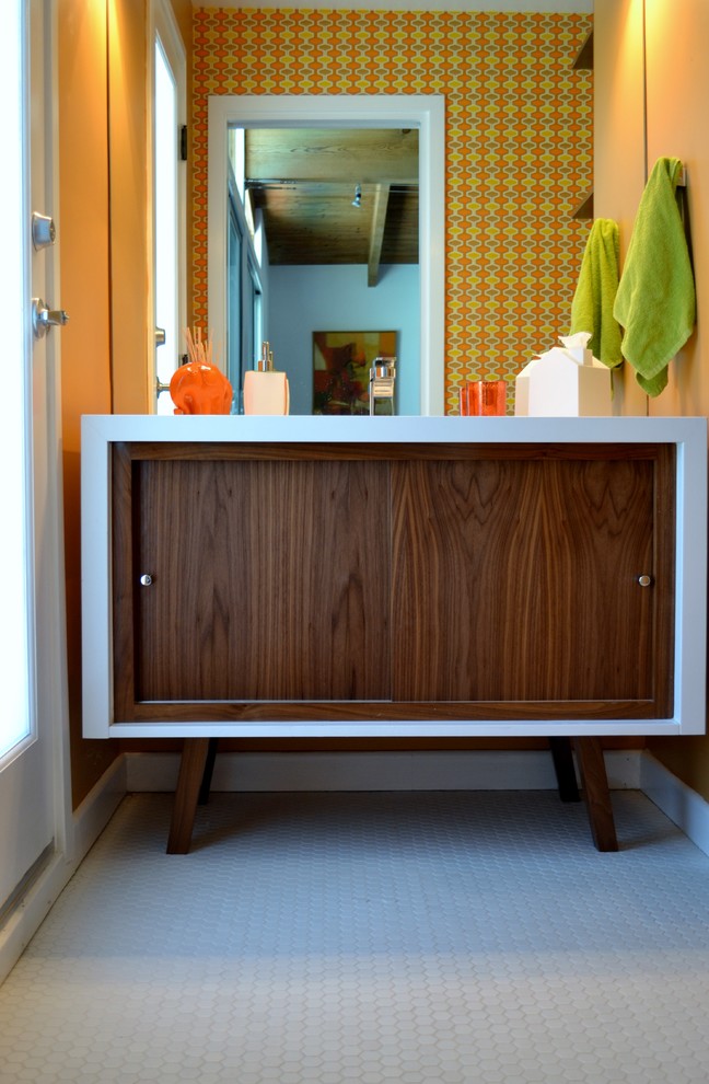 Foto de cuarto de baño vintage pequeño con armarios con paneles lisos, puertas de armario de madera en tonos medios, suelo de baldosas de cerámica y aseo y ducha
