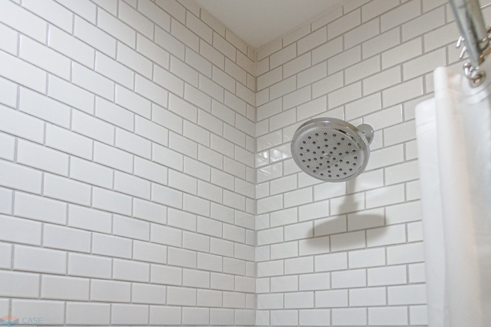 Idéer för mellanstora vintage grått badrum för barn, med luckor med infälld panel, vita skåp, ett badkar i en alkov, en dusch/badkar-kombination, en toalettstol med separat cisternkåpa, vit kakel, porslinskakel, blå väggar, mosaikgolv, ett undermonterad handfat, marmorbänkskiva, vitt golv och dusch med duschdraperi