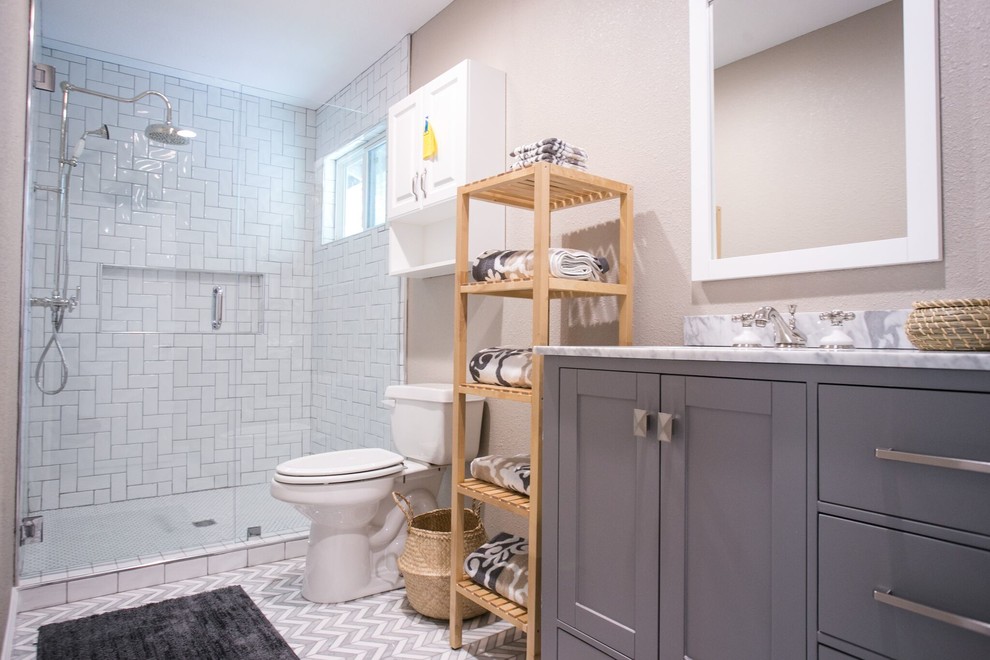 Пример оригинального дизайна: маленькая ванная комната в стиле ретро с открытым душем, белой плиткой и душевой кабиной для на участке и в саду