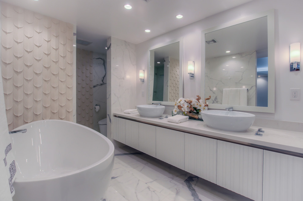 Großes Modernes Badezimmer En Suite mit Lamellenschränken, freistehender Badewanne, Duschnische, grauen Fliesen, Porzellanfliesen, weißer Wandfarbe, Vinylboden und Aufsatzwaschbecken in Los Angeles
