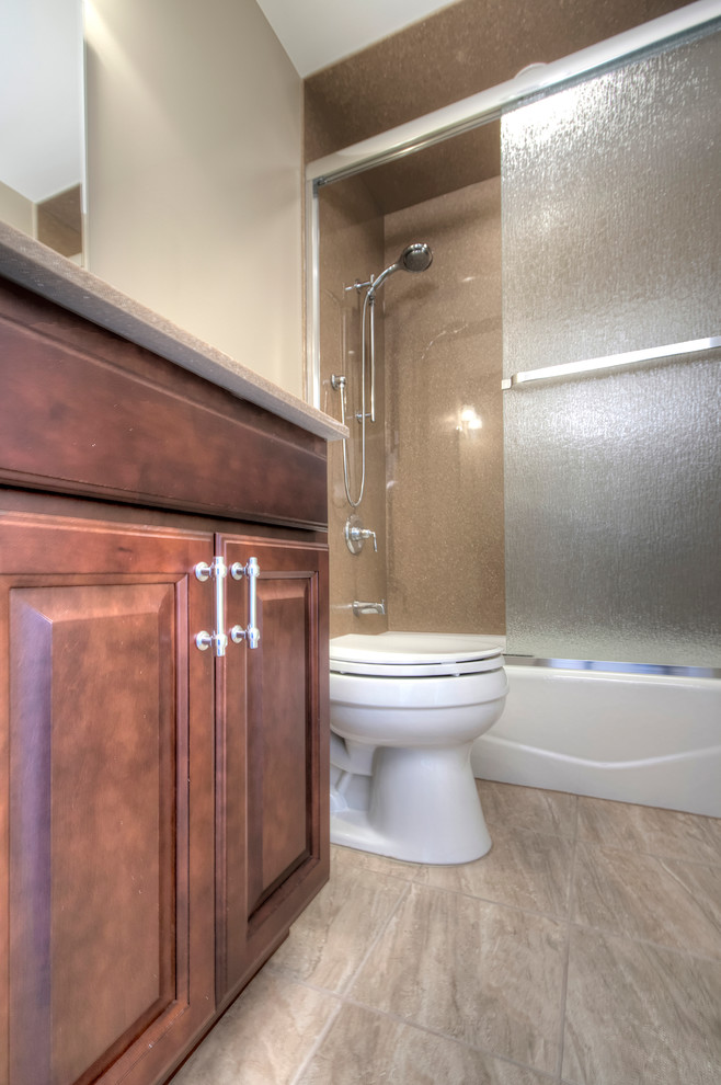 Idéer för mellanstora vintage badrum, med ett nedsänkt handfat, skåp i mörkt trä, bänkskiva i onyx, ett badkar i en alkov, en dusch i en alkov, en toalettstol med separat cisternkåpa, beige väggar och klinkergolv i keramik