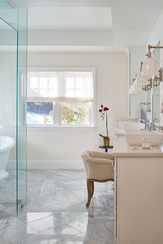 Idéer för att renovera ett stort vintage en-suite badrum, med ett fristående badkar, en kantlös dusch, vita väggar, ett fristående handfat, beige skåp, släta luckor, klinkergolv i porslin, bänkskiva i akrylsten, grått golv och med dusch som är öppen