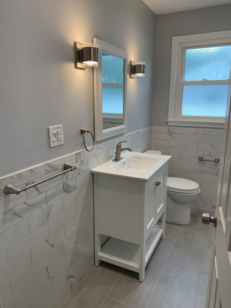 Idéer för ett litet modernt vit badrum med dusch, med öppna hyllor, vita skåp, vit kakel, porslinskakel, marmorbänkskiva, en dusch i en alkov, en toalettstol med hel cisternkåpa, grå väggar, klinkergolv i porslin, ett integrerad handfat, grått golv och dusch med skjutdörr