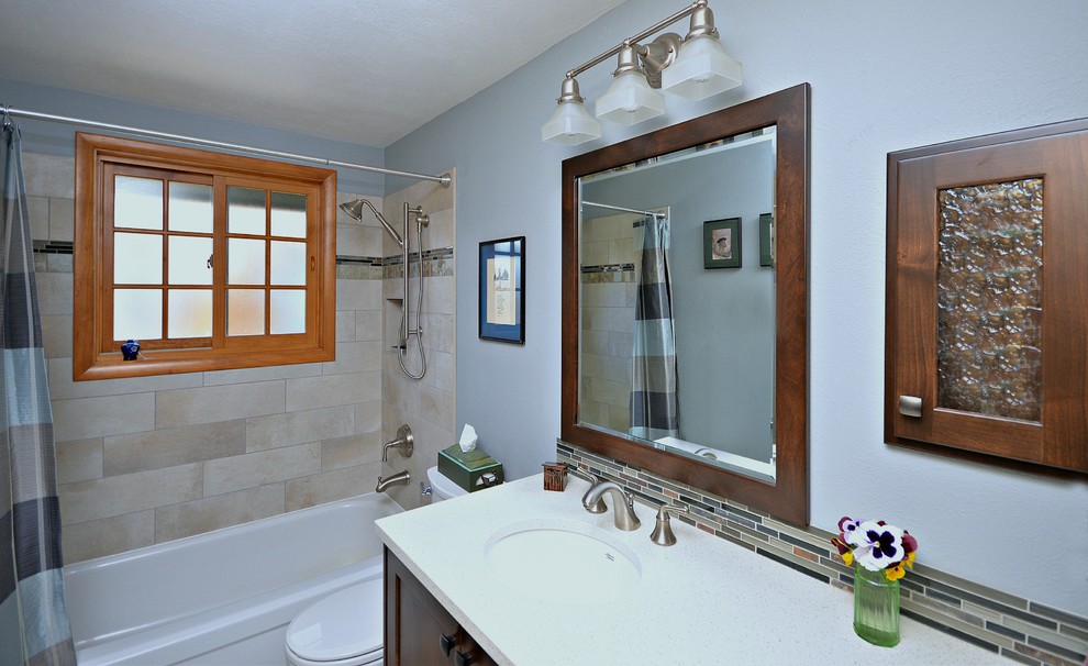 Inspiration för ett litet 60 tals vit vitt badrum, med luckor med infälld panel, skåp i mellenmörkt trä, ett badkar i en alkov, en dusch/badkar-kombination, en toalettstol med separat cisternkåpa, beige kakel, keramikplattor, blå väggar, klinkergolv i keramik, ett undermonterad handfat, bänkskiva i kvarts, beiget golv och dusch med duschdraperi