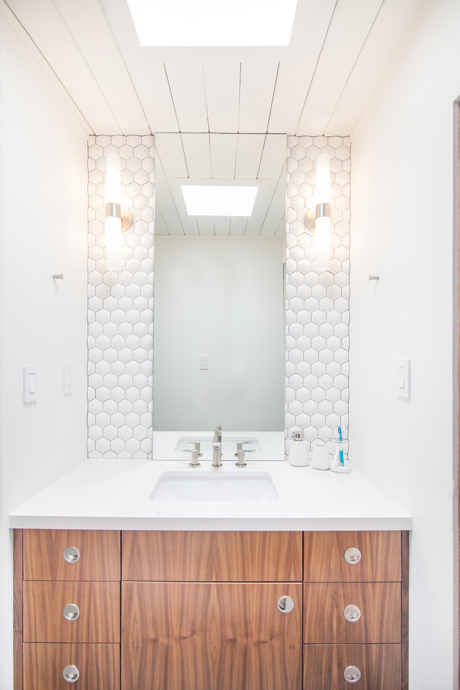 Exemple d'une salle de bain rétro en bois brun avec un placard à porte plane, un carrelage blanc, des carreaux de céramique, un sol en carrelage de céramique et un plan de toilette en quartz modifié.