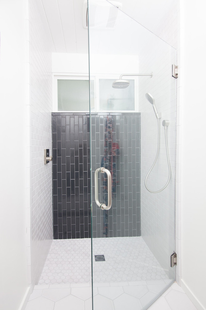 Mid-Century Badezimmer mit flächenbündigen Schrankfronten, hellbraunen Holzschränken, Keramikfliesen, Keramikboden und schwarz-weißen Fliesen in San Francisco