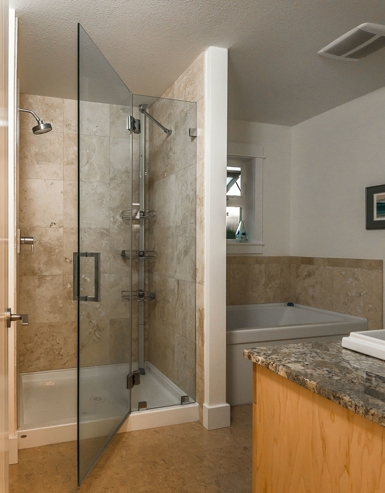 Пример оригинального дизайна: главная ванная комната среднего размера в современном стиле с фасадами в стиле шейкер, светлыми деревянными фасадами, столешницей из гранита, бежевой плиткой, каменной плиткой, накладной ванной, бежевыми стенами и пробковым полом