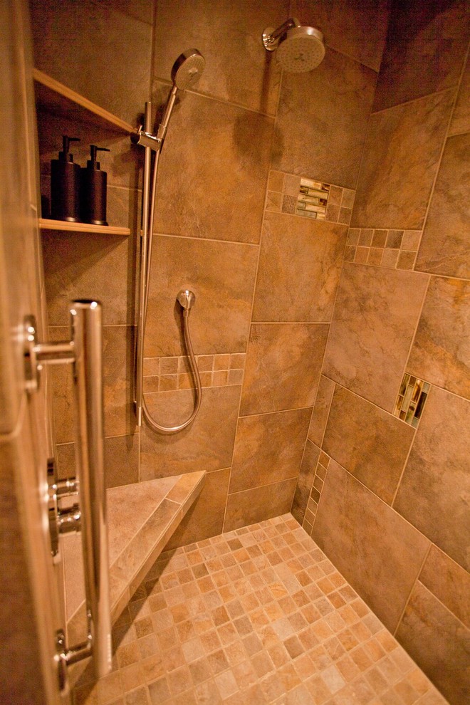 Свежая идея для дизайна: главная ванная комната среднего размера в восточном стиле с плоскими фасадами, коричневыми фасадами, душем в нише, раздельным унитазом, коричневой плиткой, керамогранитной плиткой, оранжевыми стенами, полом из керамогранита, врезной раковиной, столешницей из гранита, коричневым полом, открытым душем и разноцветной столешницей - отличное фото интерьера