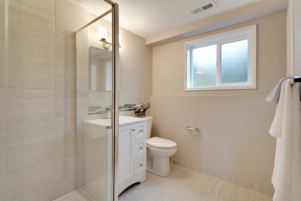 Свежая идея для дизайна: маленькая ванная комната в стиле модернизм с фасадами в стиле шейкер, белыми фасадами, угловым душем, раздельным унитазом, серой плиткой, керамической плиткой, серыми стенами, полом из керамической плитки, монолитной раковиной, столешницей из искусственного кварца, серым полом, душем с распашными дверями и душевой кабиной для на участке и в саду - отличное фото интерьера