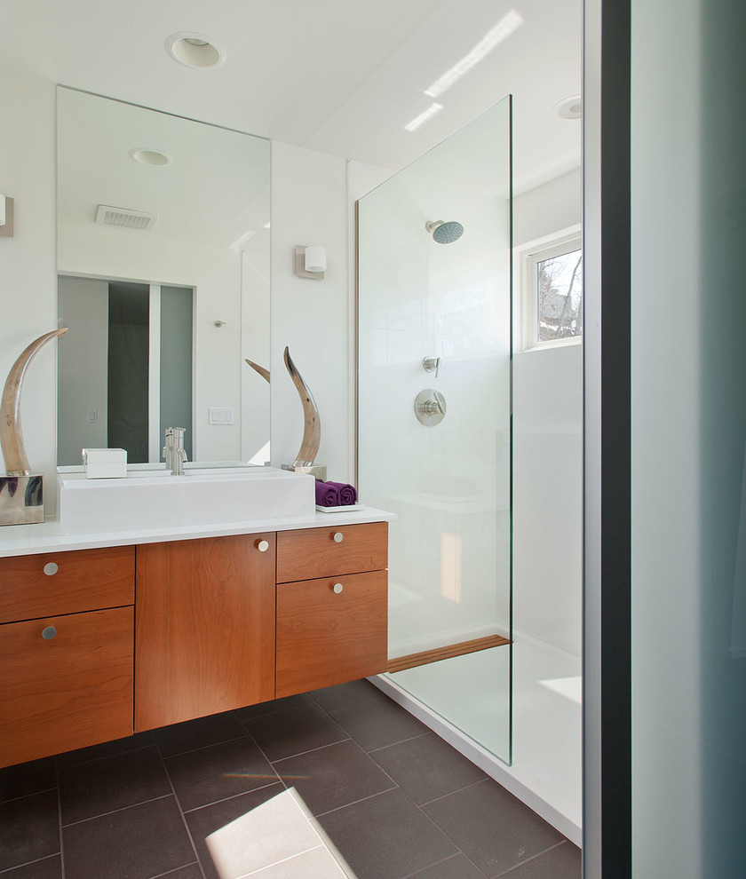 Идея дизайна: ванная комната в современном стиле с настольной раковиной, плоскими фасадами, фасадами цвета дерева среднего тона, душем в нише, белой плиткой и белыми стенами