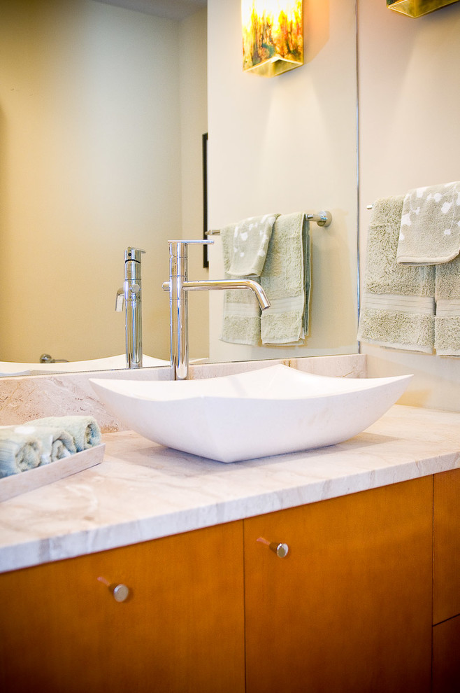 Mittelgroßes Modernes Duschbad mit flächenbündigen Schrankfronten, hellbraunen Holzschränken, Spiegelfliesen, beiger Wandfarbe, Aufsatzwaschbecken und Granit-Waschbecken/Waschtisch in Boston