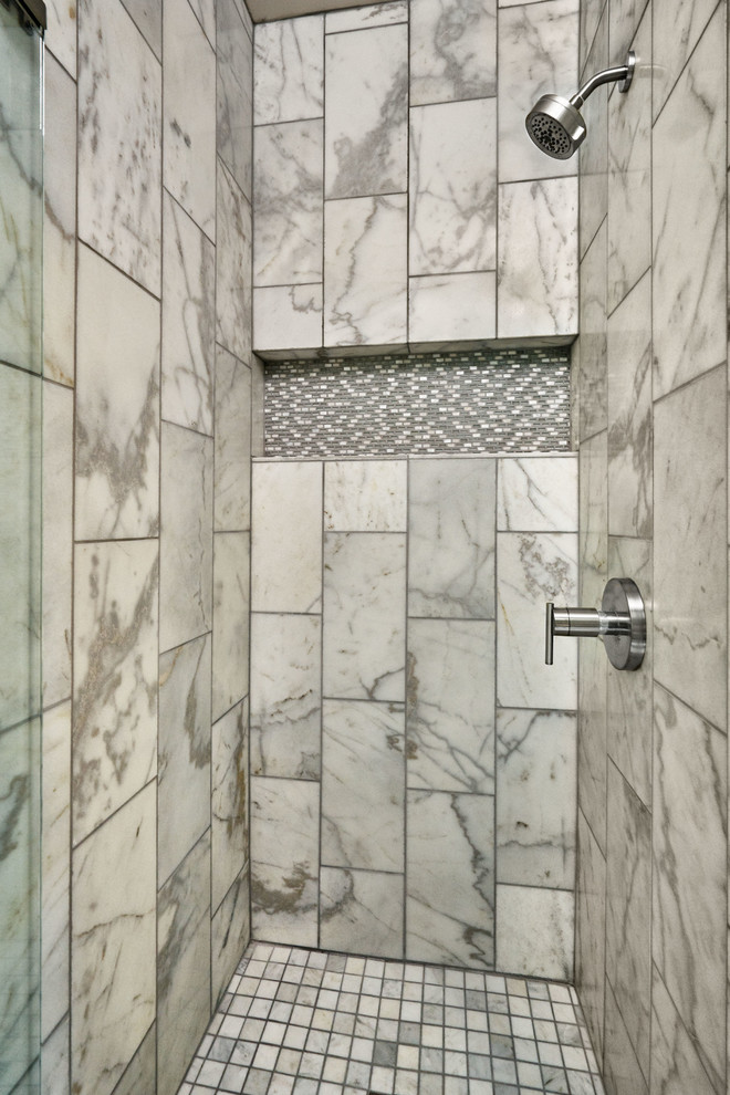 Immagine di una piccola stanza da bagno con doccia minimal con ante lisce, doccia alcova, piastrelle grigie, piastrelle a mosaico, pareti grigie e pavimento in marmo