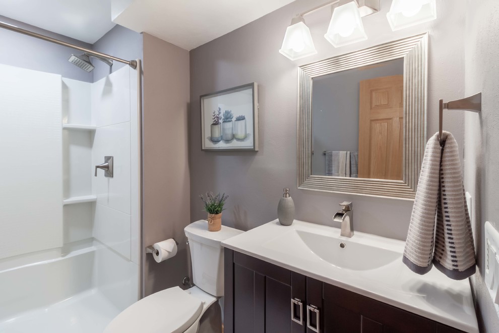 Cette photo montre une petite salle de bain chic avec un placard à porte plane, des portes de placard marrons, WC séparés, un mur gris, un sol en vinyl, un lavabo intégré, un plan de toilette en surface solide, un sol gris, une cabine de douche avec un rideau et un plan de toilette blanc.