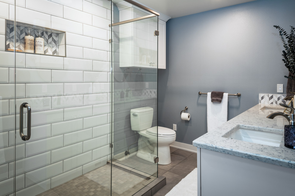 Idéer för att renovera ett mellanstort funkis vit vitt en-suite badrum, med skåp i shakerstil, vita skåp, grå kakel, keramikplattor, ett undermonterad handfat, bänkskiva i kvarts och dusch med gångjärnsdörr