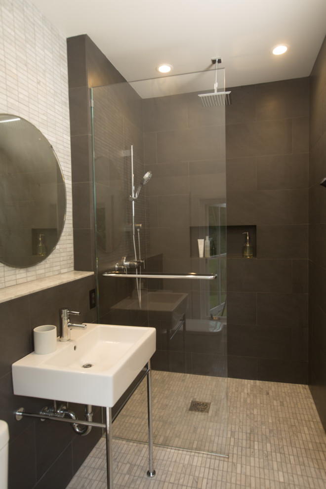 Esempio di una stanza da bagno con doccia moderna di medie dimensioni con doccia a filo pavimento, piastrelle grigie, piastrelle di marmo, pareti nere, pavimento in marmo, lavabo a consolle, pavimento grigio e doccia aperta