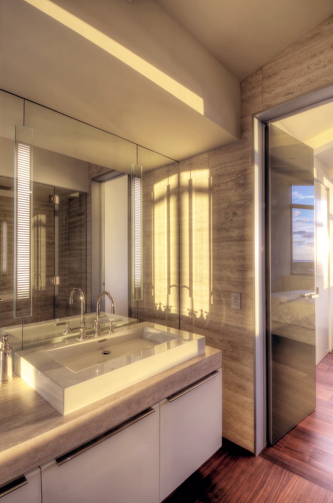 На фото: ванная комната в средиземноморском стиле с плоскими фасадами, белыми фасадами, отдельно стоящей ванной, угловым душем, инсталляцией, белыми стенами, темным паркетным полом, настольной раковиной, столешницей из искусственного камня, коричневым полом и душем с распашными дверями