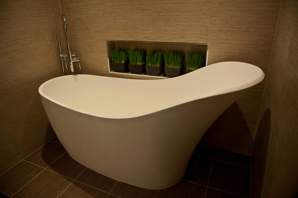 Esempio di una grande stanza da bagno padronale moderna con vasca freestanding, piastrelle marroni e pareti beige