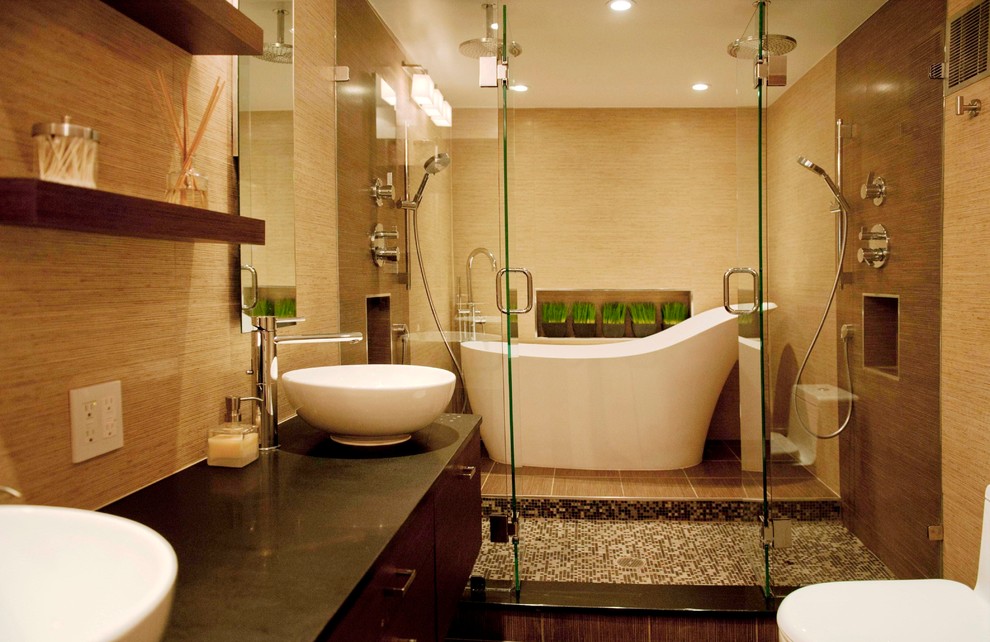 На фото: большая главная ванная комната в стиле модернизм с отдельно стоящей ванной, открытым душем, унитазом-моноблоком, разноцветной плиткой и бежевыми стенами