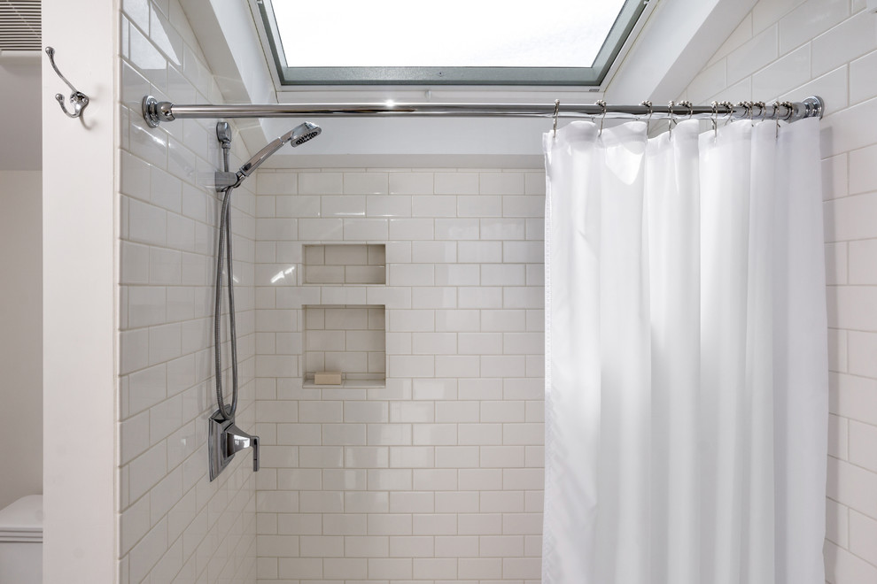 Esempio di una stanza da bagno contemporanea di medie dimensioni con ante bianche