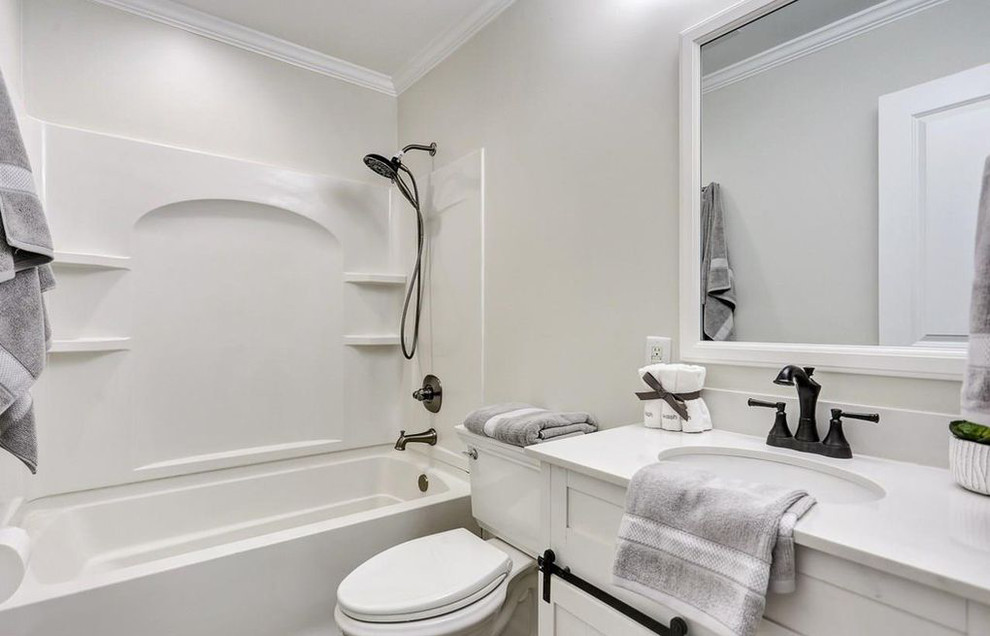 Foto på ett litet funkis vit badrum, med luckor med profilerade fronter, vita skåp, ett badkar i en alkov, en dusch i en alkov, en toalettstol med separat cisternkåpa, grå väggar, vinylgolv, ett undermonterad handfat, bänkskiva i kvarts och grått golv