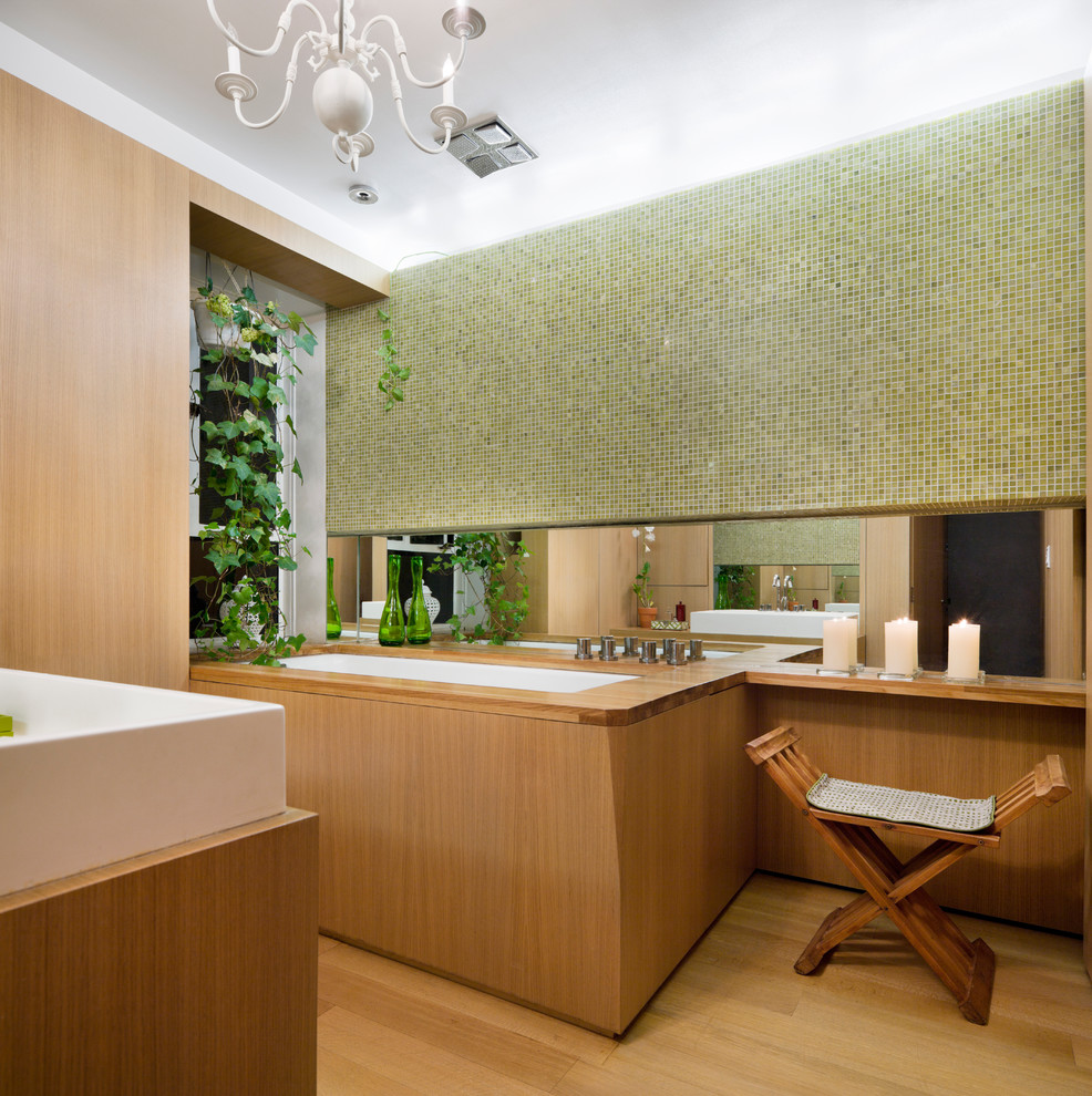Mittelgroßes Modernes Badezimmer En Suite mit flächenbündigen Schrankfronten und hellem Holzboden in New York