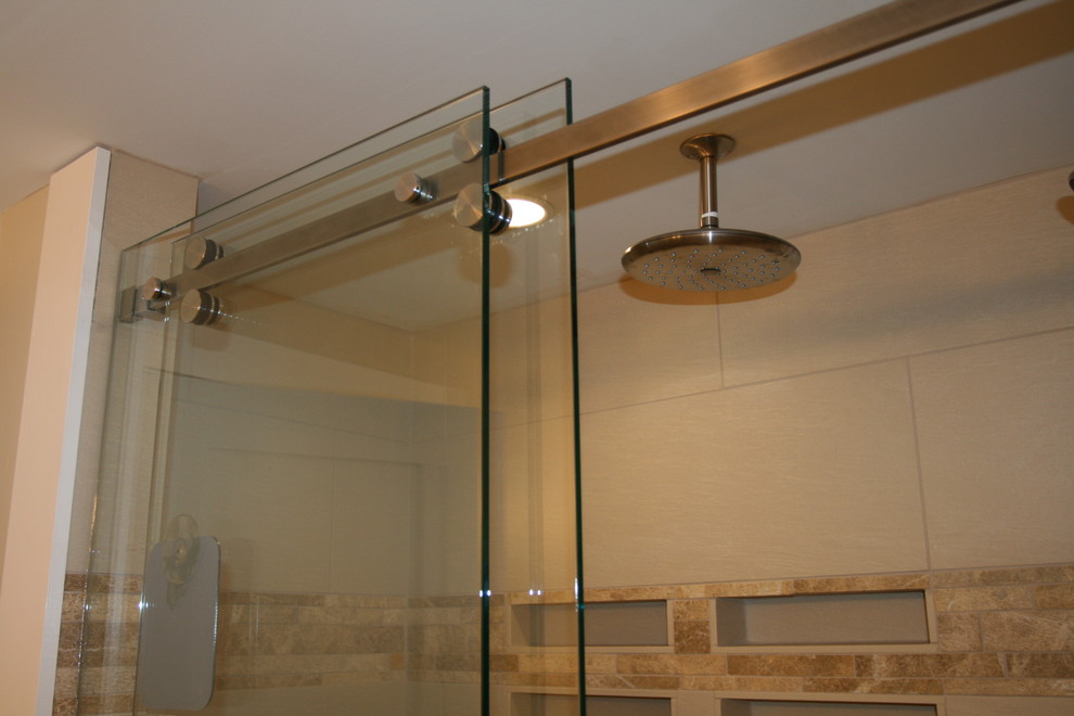 Пример оригинального дизайна: ванная комната среднего размера в стиле модернизм с бежевой плиткой и керамической плиткой
