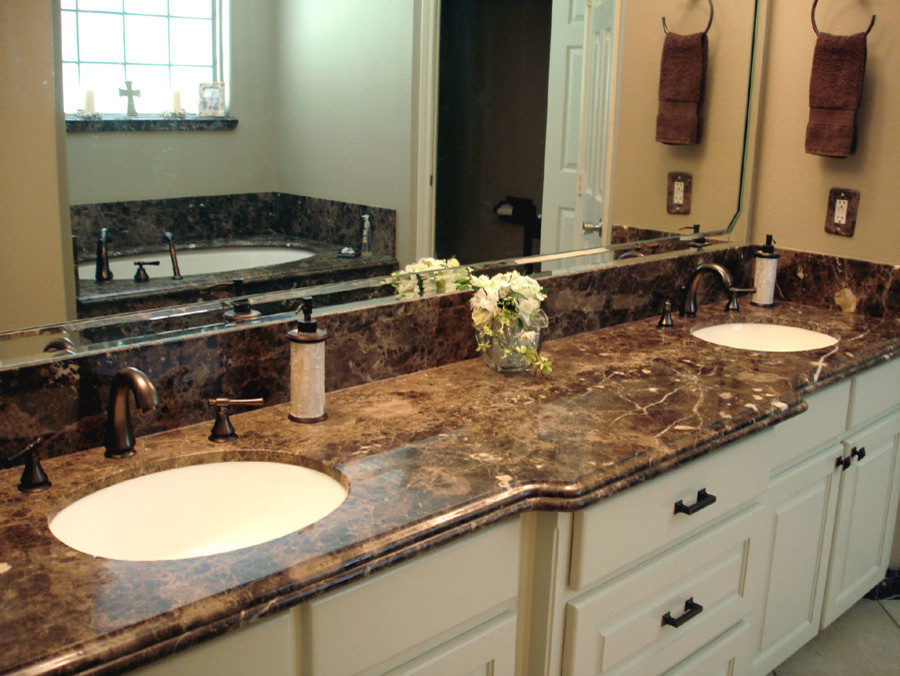 Badezimmer En Suite mit Whirlpool, Duschnische, Keramikboden, Unterbauwaschbecken und Marmor-Waschbecken/Waschtisch in Austin