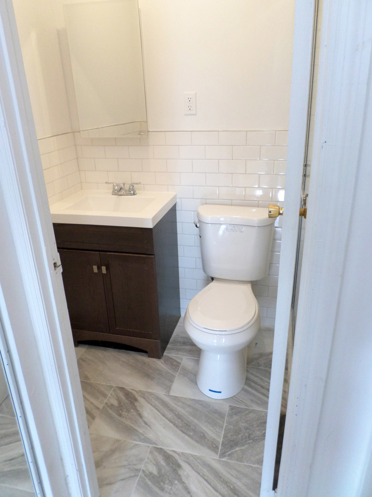 Inspiration pour une petite douche en alcôve minimaliste en bois foncé avec WC séparés, un carrelage blanc, un mur blanc, un sol en carrelage de céramique, un lavabo intégré, un sol gris, une cabine de douche à porte coulissante et un plan de toilette blanc.