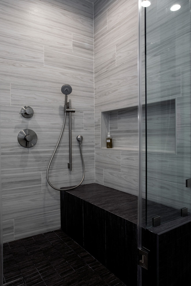 Свежая идея для дизайна: большая главная ванная комната в стиле модернизм с плоскими фасадами, темными деревянными фасадами, двойным душем, унитазом-моноблоком, серой плиткой, керамогранитной плиткой, белыми стенами, светлым паркетным полом, монолитной раковиной, столешницей из искусственного камня, бежевым полом, душем с распашными дверями и белой столешницей - отличное фото интерьера