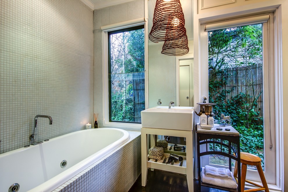 Стильный дизайн: ванная комната в стиле фьюжн с плиткой мозаикой и настольной раковиной - последний тренд