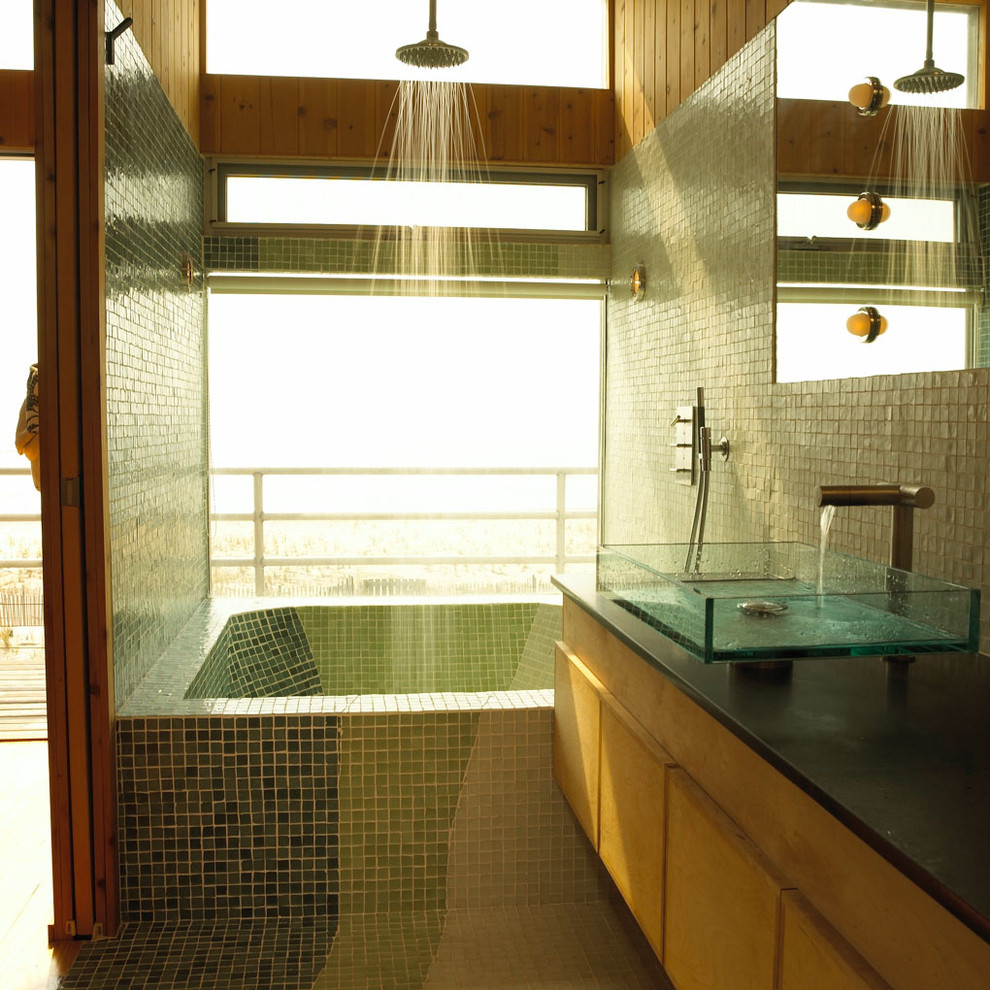 Inspiration för ett mellanstort maritimt en-suite badrum, med ett fristående handfat, släta luckor, skåp i mellenmörkt trä, en dusch/badkar-kombination, grön kakel, mosaik, gröna väggar och mosaikgolv