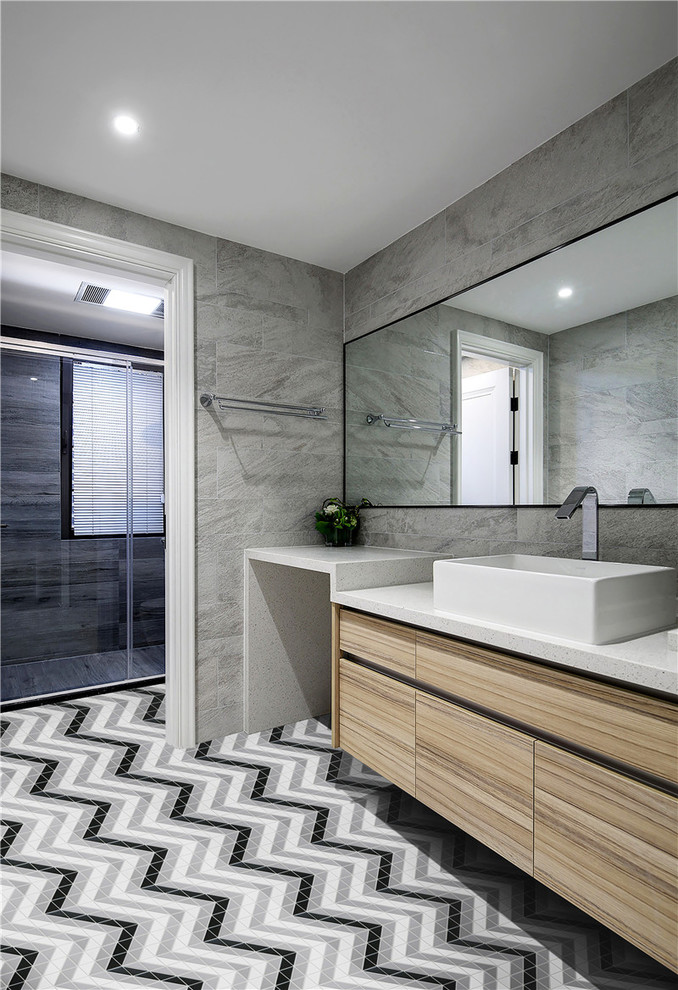 На фото: ванная комната в современном стиле с полом из керамической плитки и разноцветным полом