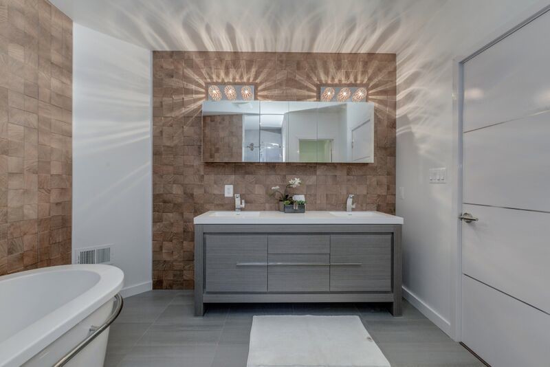 Idéer för ett stort modernt en-suite badrum, med släta luckor, grå skåp, ett fristående badkar, brun kakel, vita väggar, cementgolv, ett integrerad handfat och bänkskiva i akrylsten