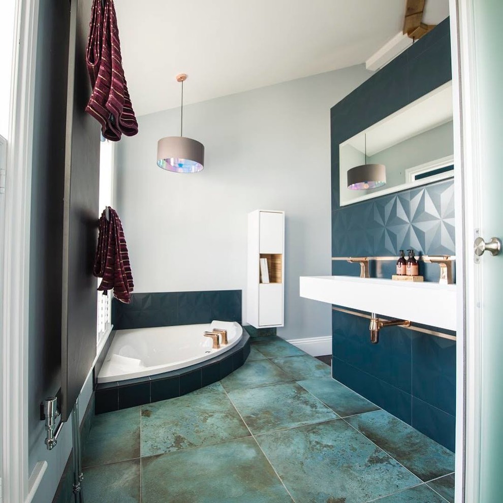 Inspiration för mellanstora moderna badrum, med ett japanskt badkar, grå väggar, ett väggmonterat handfat och grönt golv