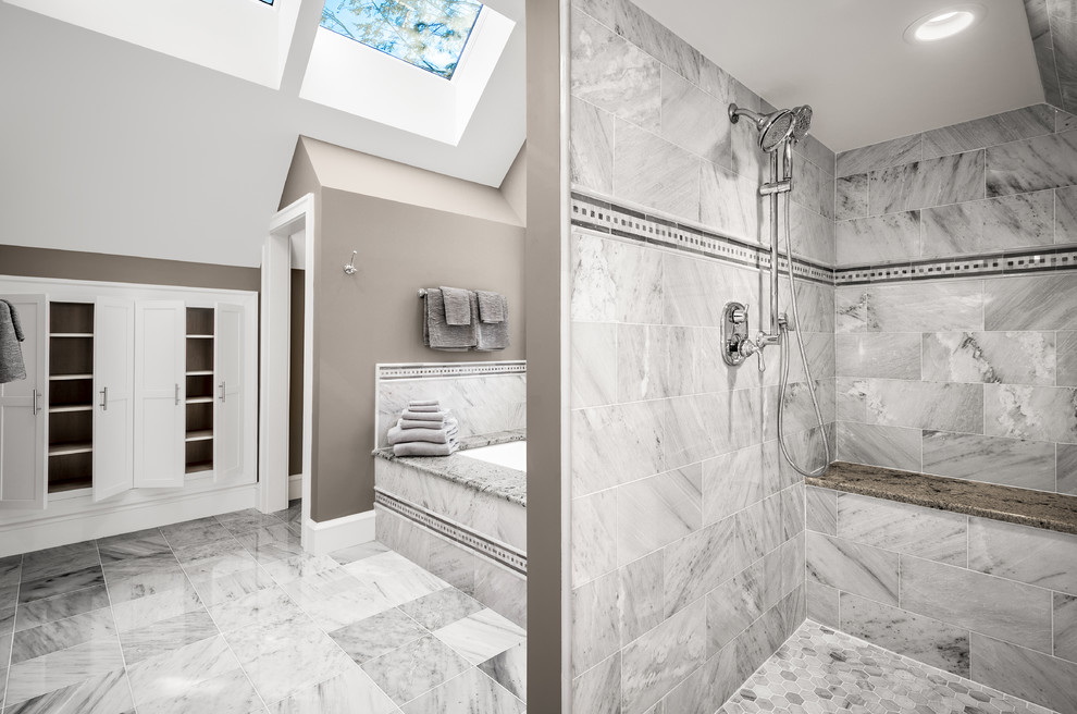 На фото: большая главная ванная комната в классическом стиле с врезной раковиной, фасадами в стиле шейкер, белыми фасадами, мраморной столешницей, полновстраиваемой ванной, открытым душем, раздельным унитазом, белой плиткой, каменной плиткой, серыми стенами и мраморным полом с