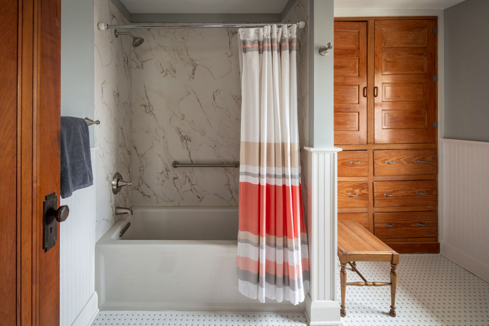 Diseño de cuarto de baño infantil clásico de tamaño medio con bañera empotrada, combinación de ducha y bañera, paredes grises, suelo de baldosas de cerámica, suelo blanco y ducha con cortina