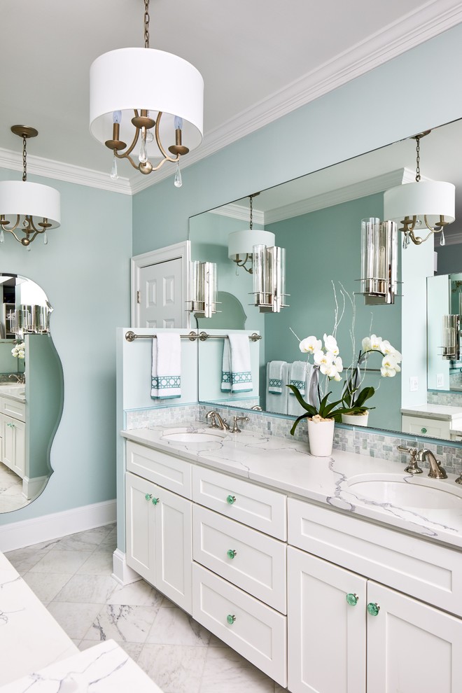 Imagen de cuarto de baño tradicional con armarios estilo shaker, puertas de armario blancas, paredes azules, lavabo bajoencimera, suelo blanco y encimeras blancas