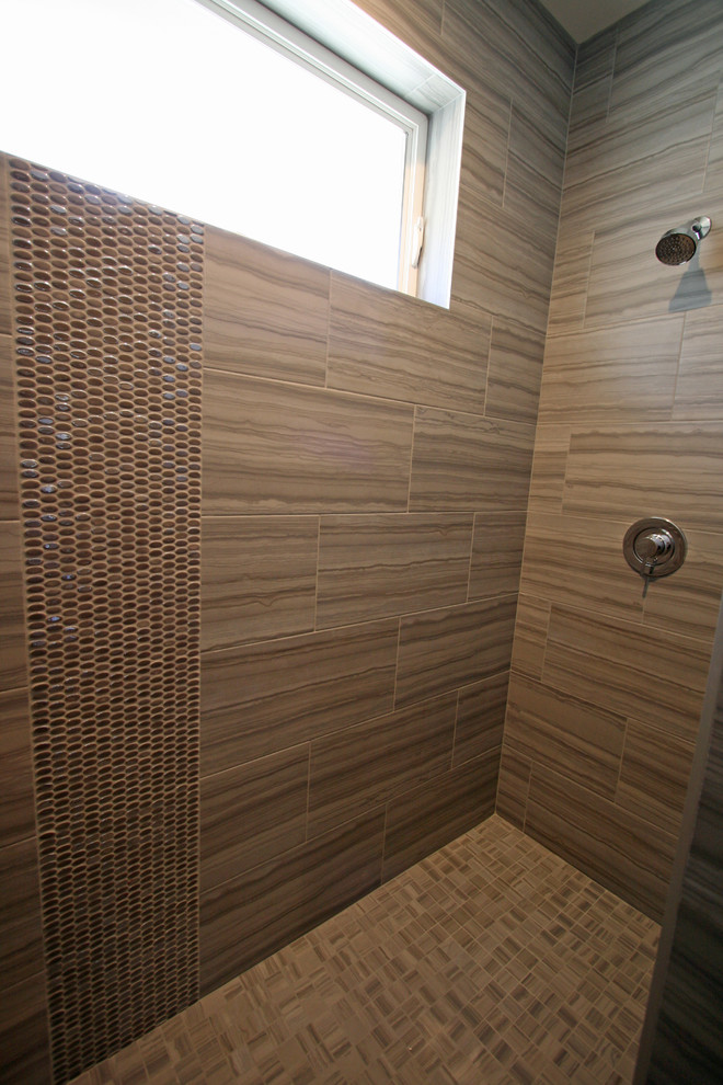 Cette photo montre une salle de bain tendance en bois brun de taille moyenne avec une vasque, un placard à porte shaker, un plan de toilette en quartz modifié, WC séparés, un carrelage gris, des carreaux de porcelaine, un mur gris et un sol en carrelage de porcelaine.