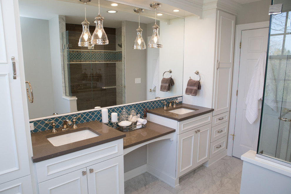 Пример оригинального дизайна: ванная комната среднего размера в стиле неоклассика (современная классика) с фасадами в стиле шейкер, белыми фасадами, угловым душем, раздельным унитазом, разноцветной плиткой, керамической плиткой, серыми стенами, полом из керамогранита, душевой кабиной, врезной раковиной, столешницей из искусственного кварца, разноцветным полом, душем с распашными дверями и серой столешницей