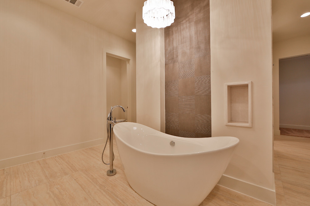 Inspiration för mycket stora moderna en-suite badrum, med skåp i mörkt trä, ett fristående badkar, en dubbeldusch, beige kakel och vita väggar