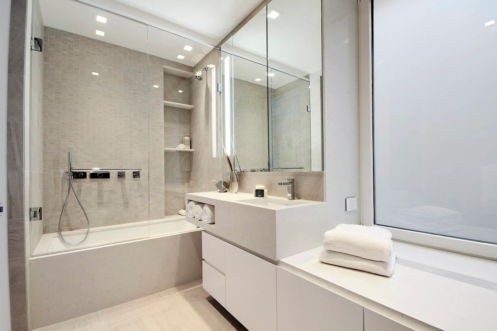 Modernes Badezimmer mit weißen Schränken, Unterbauwanne, Duschbadewanne, beigen Fliesen, Unterbauwaschbecken und flächenbündigen Schrankfronten in New York