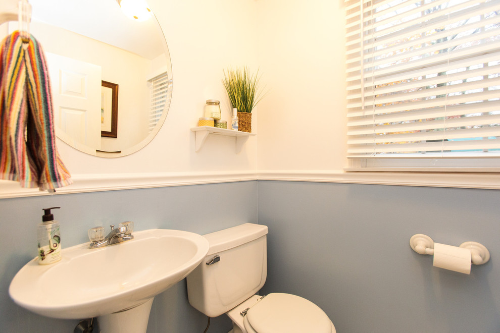 На фото: ванная комната среднего размера в классическом стиле с серыми стенами и душевой кабиной