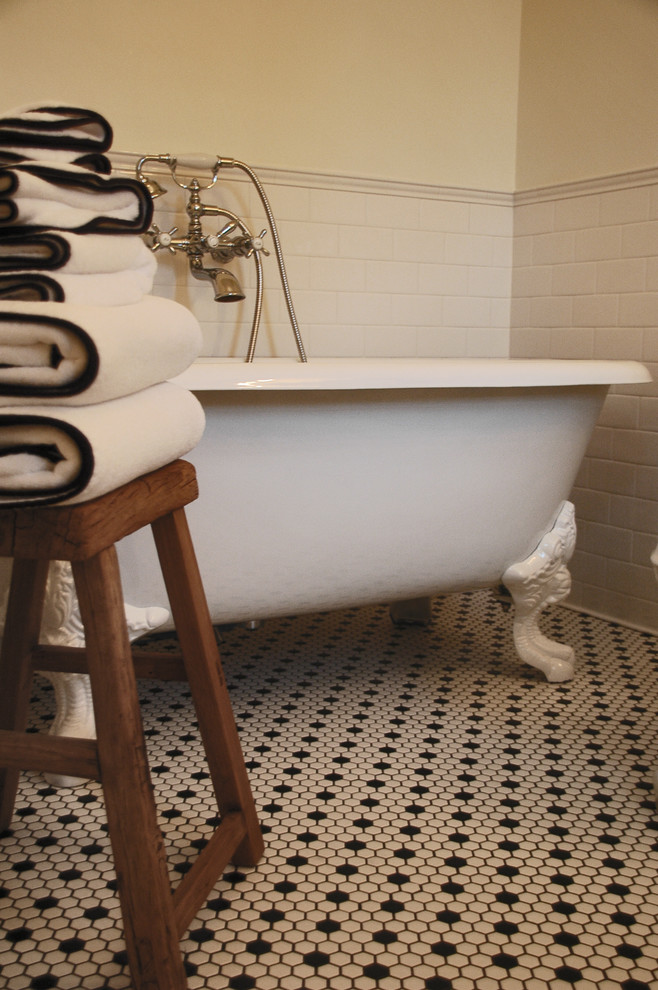 Inspiration pour une grande salle de bain rustique avec une baignoire sur pieds et un sol en carrelage de terre cuite.