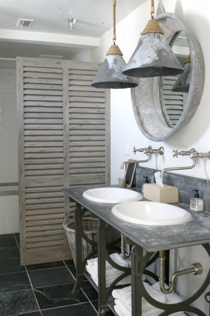 Diseño de cuarto de baño marinero con lavabo encastrado, armarios abiertos, encimera de cemento, baldosas y/o azulejos negros y baldosas y/o azulejos de piedra